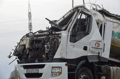 Ilshofen: Milchtankzug stuerzt Boeschung hinab - 15.000 Liter Milch und 700 Liter Diesel in Baechen rund um die Autobahn